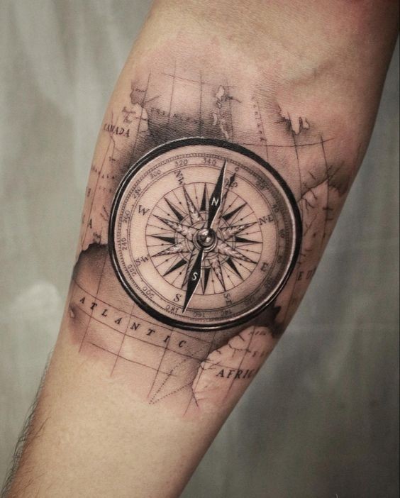 Tatouage boussole homme : 22 idées qui vous mèneront à votre prochaine aventure 5 Tatouage boussole homme : 22 idées qui vous mèneront à votre prochaine aventure 5