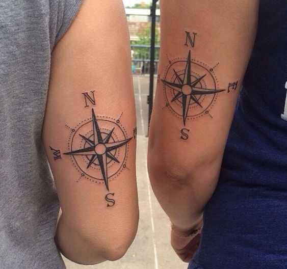 Tatouage boussole homme : 22 idées qui vous mèneront à votre prochaine aventure 8 Tatouage boussole homme : 22 idées qui vous mèneront à votre prochaine aventure 8