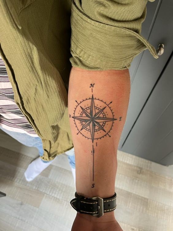 Tatouage boussole homme : 22 idées qui vous mèneront à votre prochaine aventure 9 Tatouage boussole homme : 22 idées qui vous mèneront à votre prochaine aventure 9