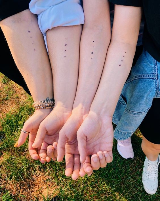 25 petits tatouages sœurs pour célébrer votre lien spécial 1