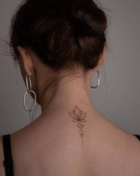 15 top idées de tatouages nuque 13