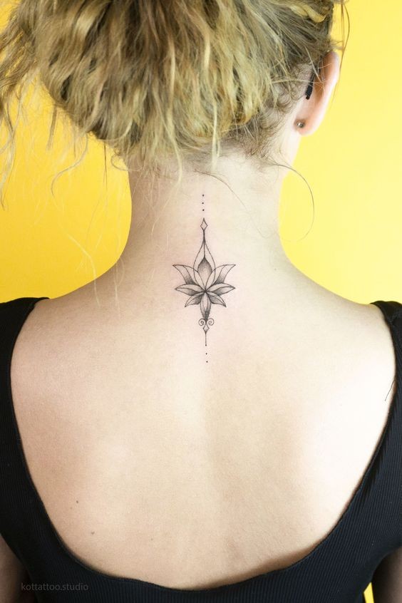 15 top idées de tatouages nuque 15