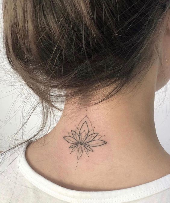 15 top idées de tatouages nuque 8