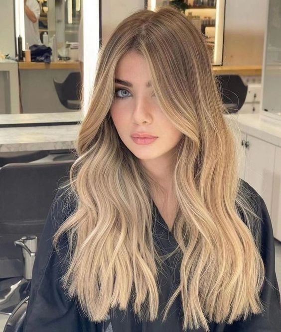 30 Couleurs de cheveux avec balayage blond miel tendance 2023 11