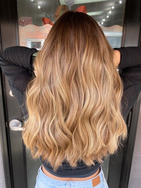 30 Couleurs de cheveux avec balayage blond miel tendance 2023 12