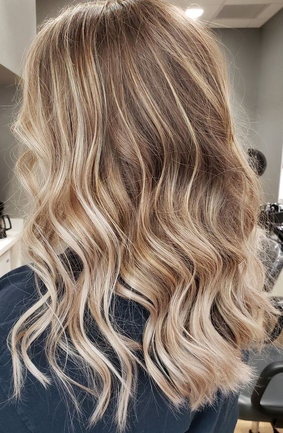 30 Couleurs de cheveux avec balayage blond miel tendance 2023 14