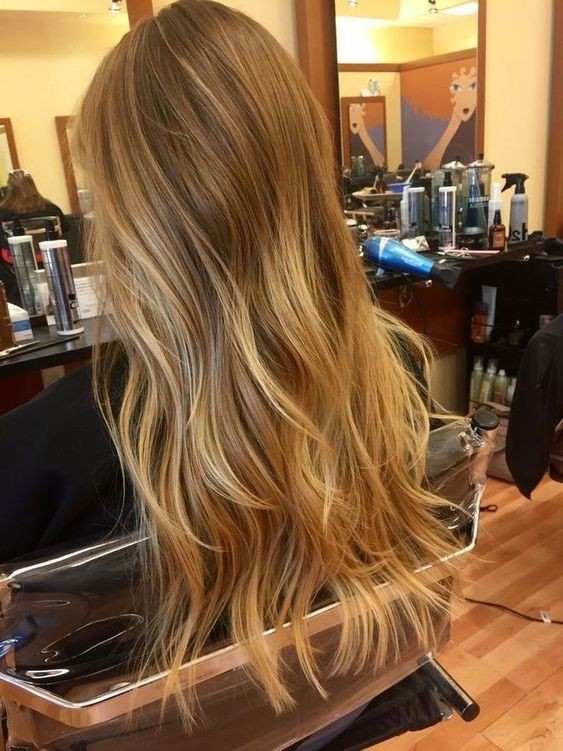 30 Couleurs de cheveux avec balayage blond miel tendance 2023 15