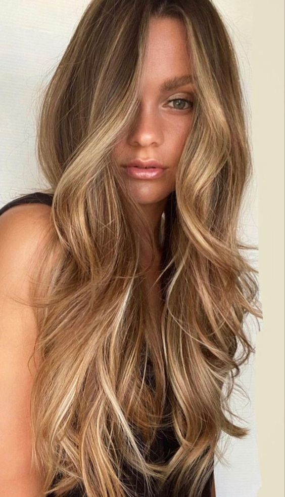 30 Couleurs de cheveux avec balayage blond miel tendance 2023 16 30 Couleurs de cheveux avec balayage blond miel tendance 2023 16