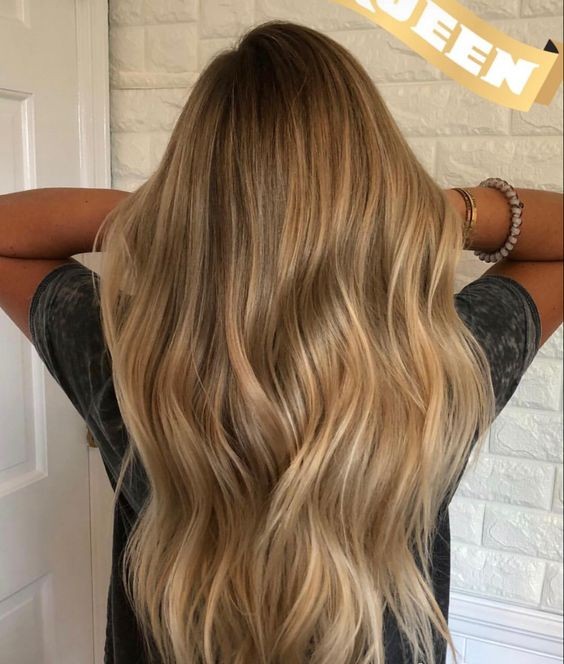 30 Couleurs de cheveux avec balayage blond miel tendance 2023 17