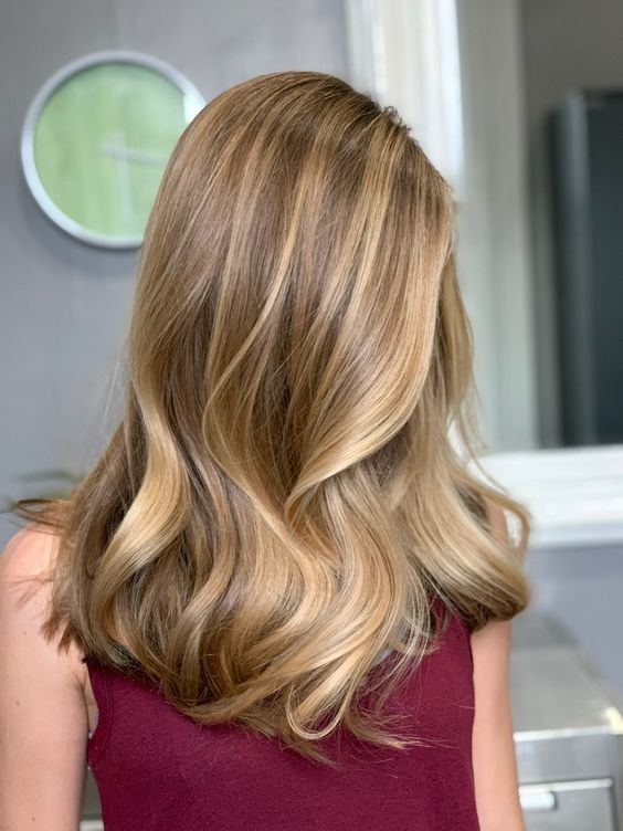 30 Couleurs de cheveux avec balayage blond miel tendance 2023 18 30 Couleurs de cheveux avec balayage blond miel tendance 2023 18