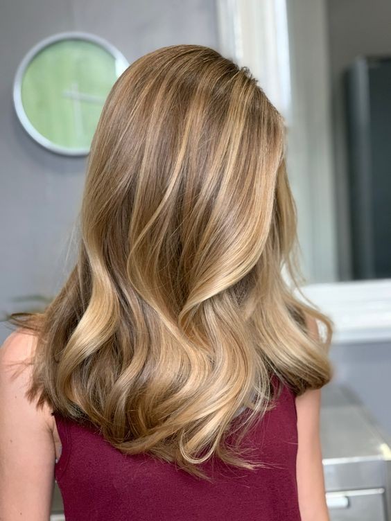 30 Couleurs de cheveux avec balayage blond miel tendance 2023 18