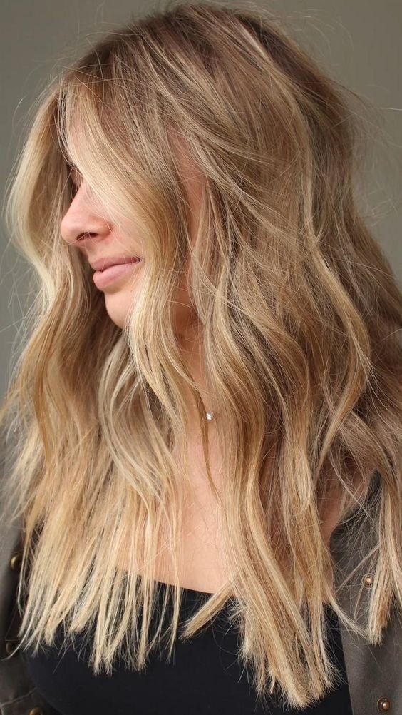30 Couleurs de cheveux avec balayage blond miel tendance 2023 3