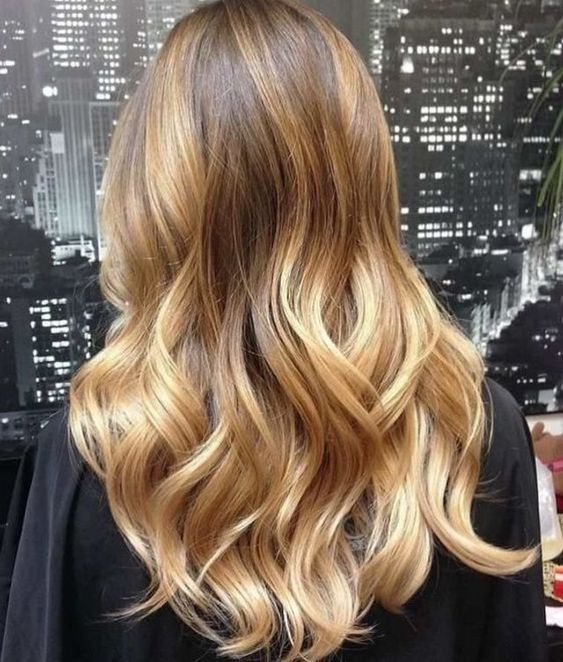 30 Couleurs de cheveux avec balayage blond miel tendance 2023 23 30 Couleurs de cheveux avec balayage blond miel tendance 2023 23