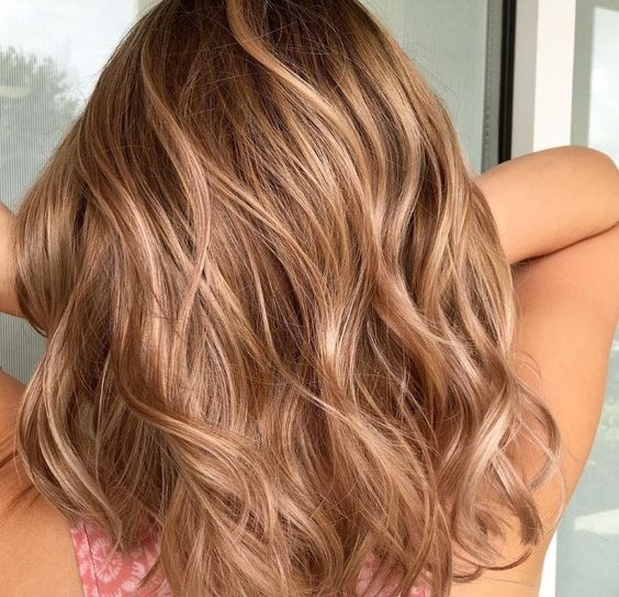 30 Couleurs de cheveux avec balayage blond miel tendance 2023 24 30 Couleurs de cheveux avec balayage blond miel tendance 2023 24