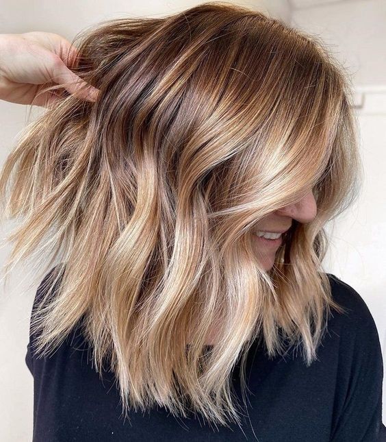 30 Couleurs de cheveux avec balayage blond miel tendance 2023 25