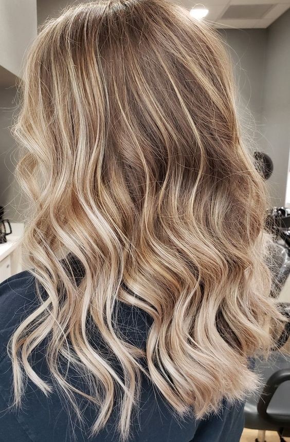 30 Couleurs de cheveux avec balayage blond miel tendance 2023 27 30 Couleurs de cheveux avec balayage blond miel tendance 2023 27