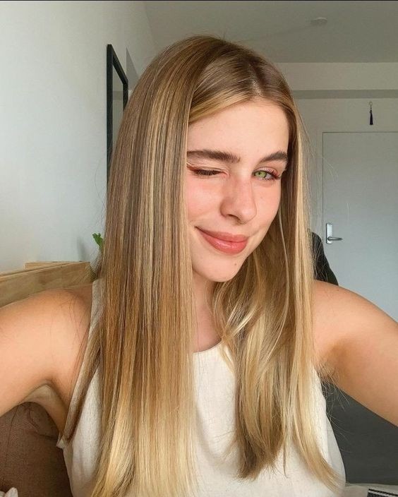 30 Couleurs de cheveux avec balayage blond miel tendance 2023 28 30 Couleurs de cheveux avec balayage blond miel tendance 2023 28