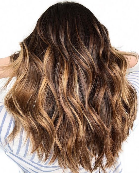 30 Couleurs de cheveux avec balayage blond miel tendance 2023 5 30 Couleurs de cheveux avec balayage blond miel tendance 2023 5