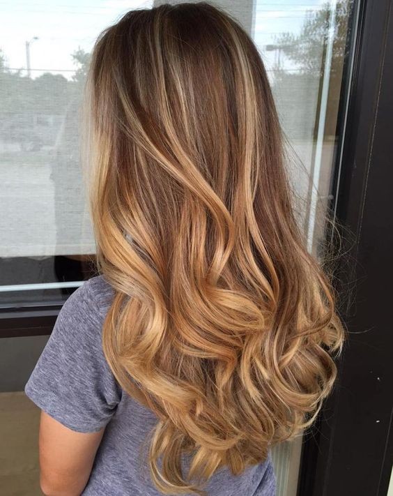 30 Couleurs de cheveux avec balayage blond miel tendance 2023 6