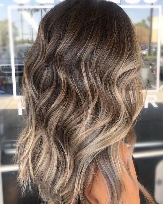 30 Couleurs de cheveux avec balayage blond miel tendance 2023 9