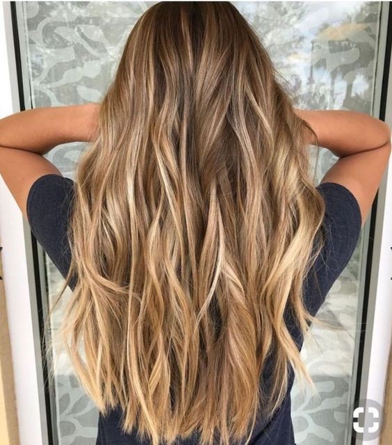 30 Couleurs de cheveux avec balayage blond miel tendance 2023 10