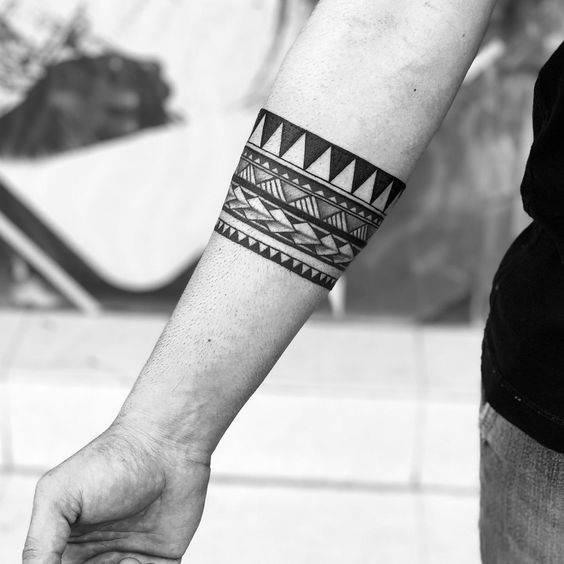 34 top idées de tatouages maori avant-bras 1