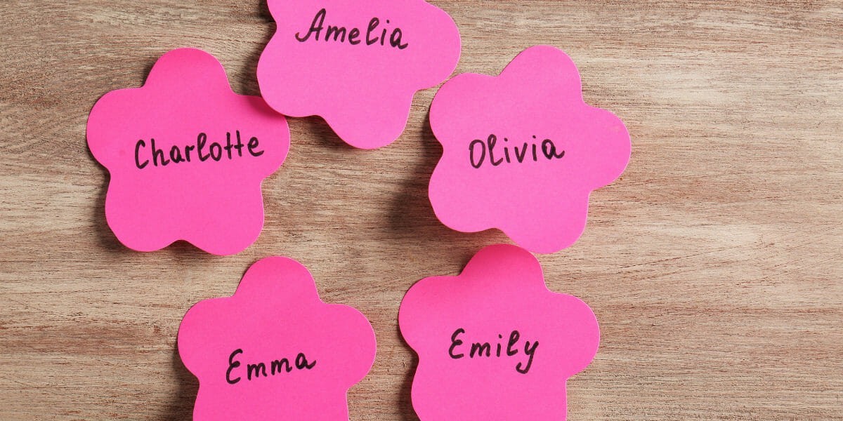Le top 100 des prénoms pour fille et leurs significations 1