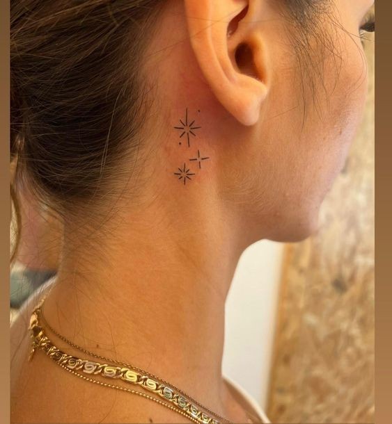 19 tatouages derrière l'oreille à la fois discrets et jolis 2