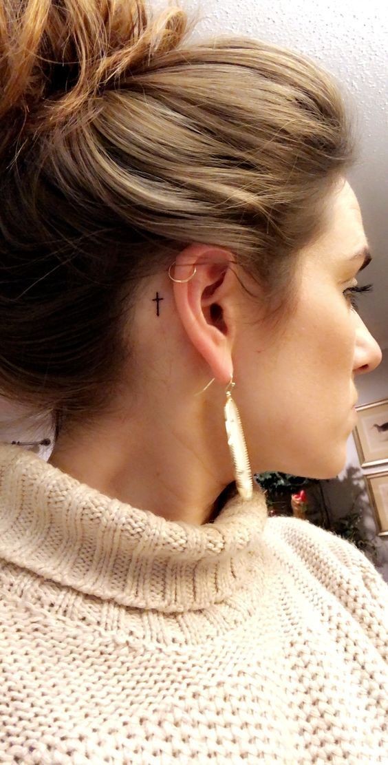 19 tatouages derrière l'oreille à la fois discrets et jolis 15