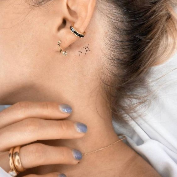 19 tatouages derrière l'oreille à la fois discrets et jolis 17