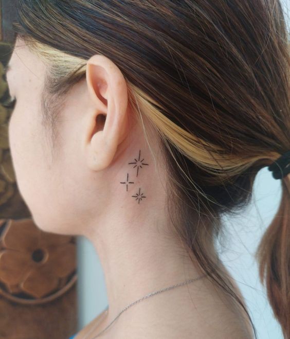 19 tatouages derrière l'oreille à la fois discrets et jolis 18