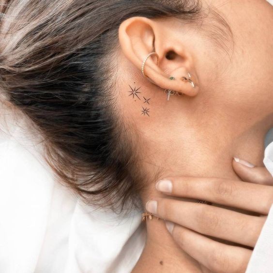 19 tatouages derrière l'oreille à la fois discrets et jolis 8