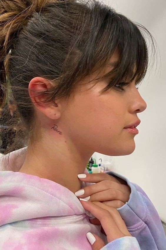 19 tatouages derrière l'oreille à la fois discrets et jolis 10