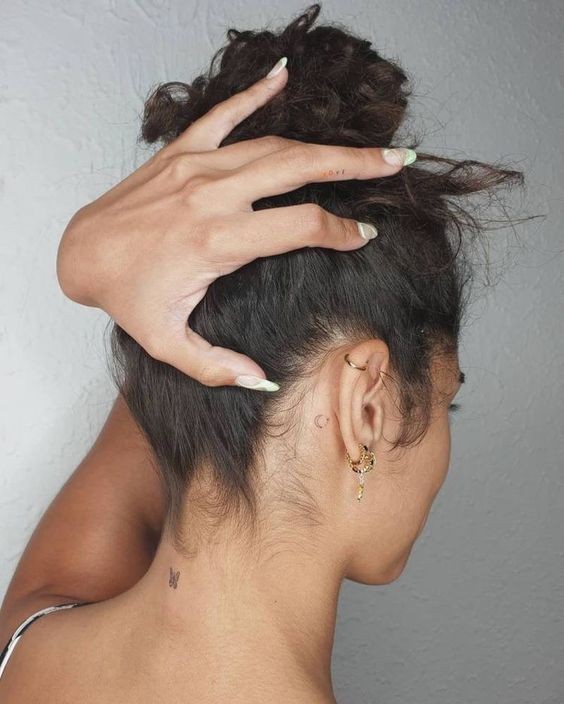 19 tatouages derrière l'oreille à la fois discrets et jolis 1