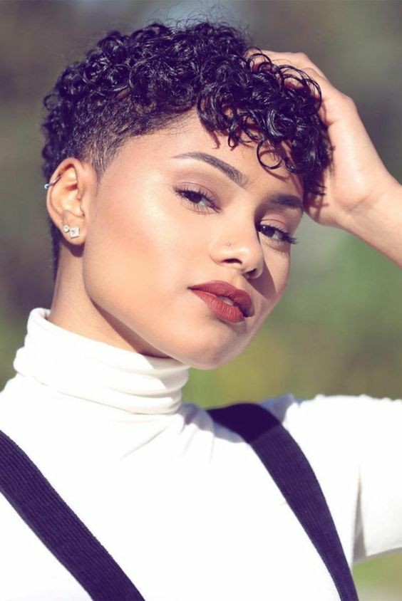 21 Coupes courtes qui rendent une femme noire irrésistible ! 21 21 Coupes courtes qui rendent une femme noire irrésistible ! 21