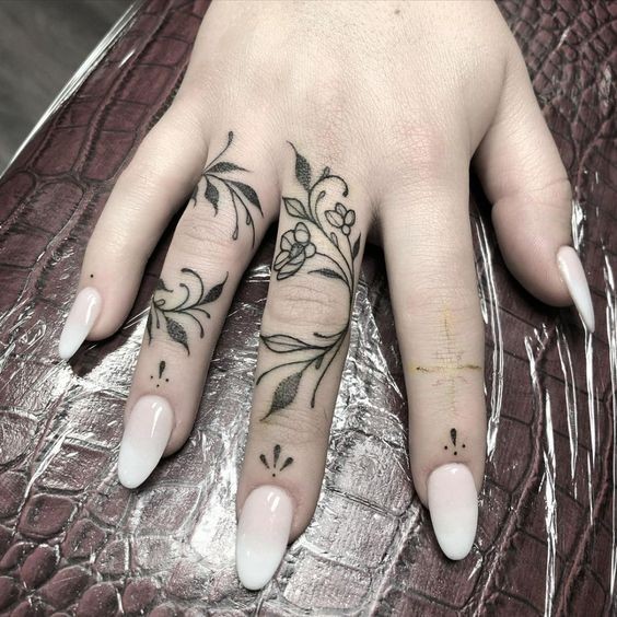21 Idées de tatouages femme main pour s'inspirer 2
