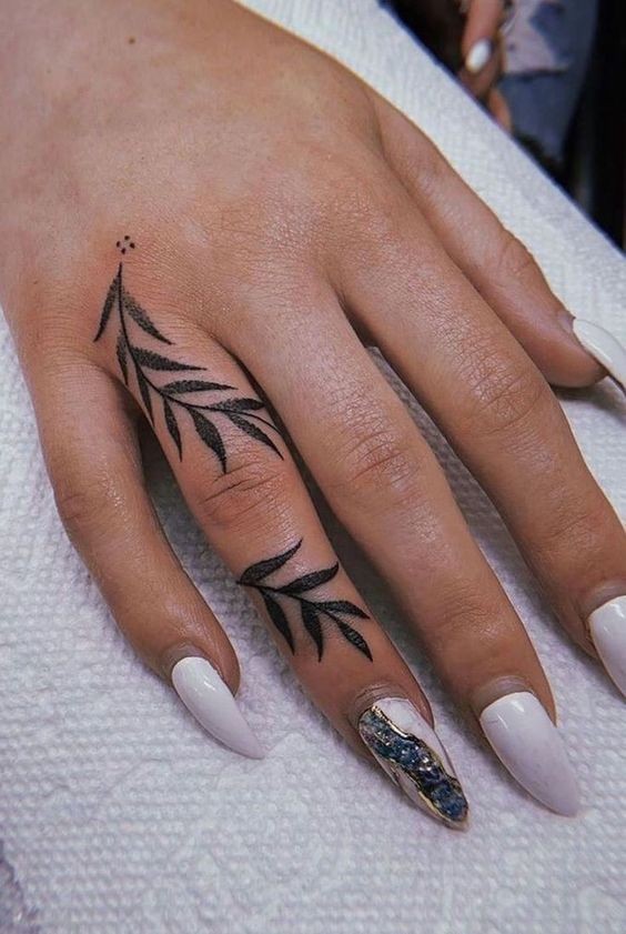 21 Idées de tatouages femme main pour s'inspirer 11