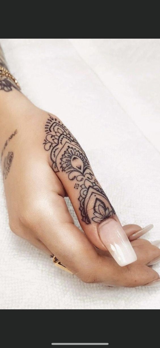 21 Idées de tatouages femme main pour s'inspirer 12