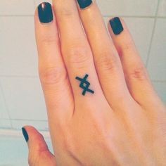 21 Idées de tatouages femme main pour s'inspirer 13