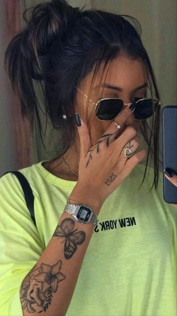 21 Idées de tatouages femme main pour s'inspirer 17