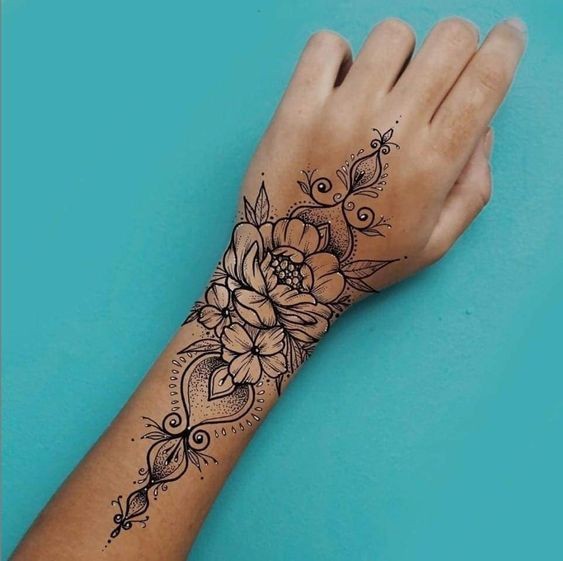 21 Idées de tatouages femme main pour s'inspirer 19