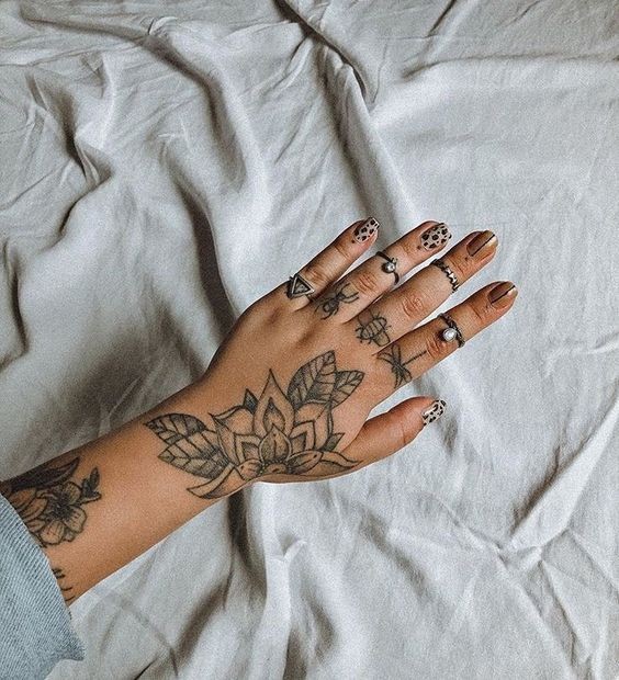 21 Idées de tatouages femme main pour s'inspirer 20