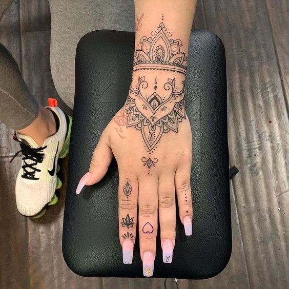 21 Idées de tatouages femme main pour s'inspirer 6