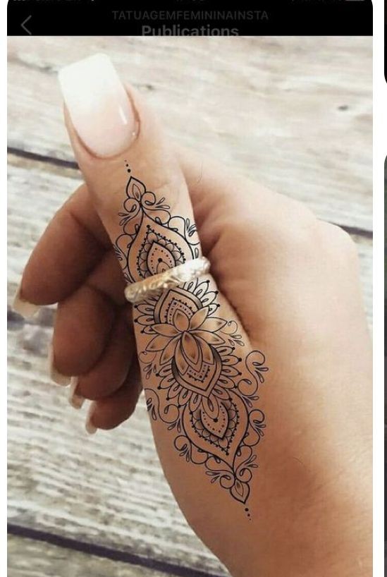 21 Idées de tatouages femme main pour s'inspirer 7