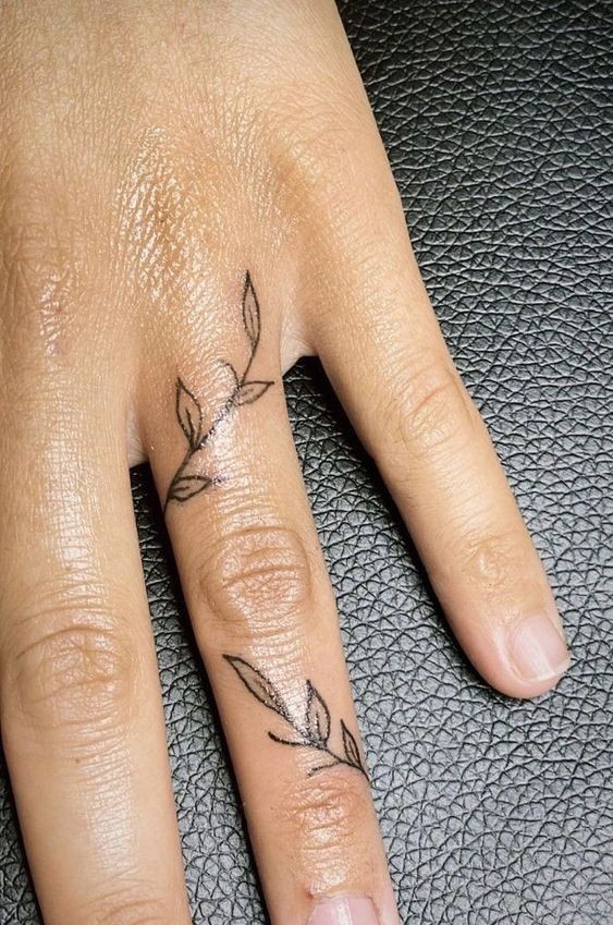 21 Idées de tatouages femme main pour s'inspirer 10