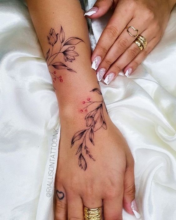 21 Idées de tatouages femme main pour s'inspirer 1