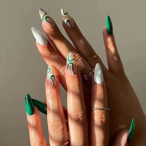 Ongles vert émeraude : 25 idées pour embellir vos ongles 20