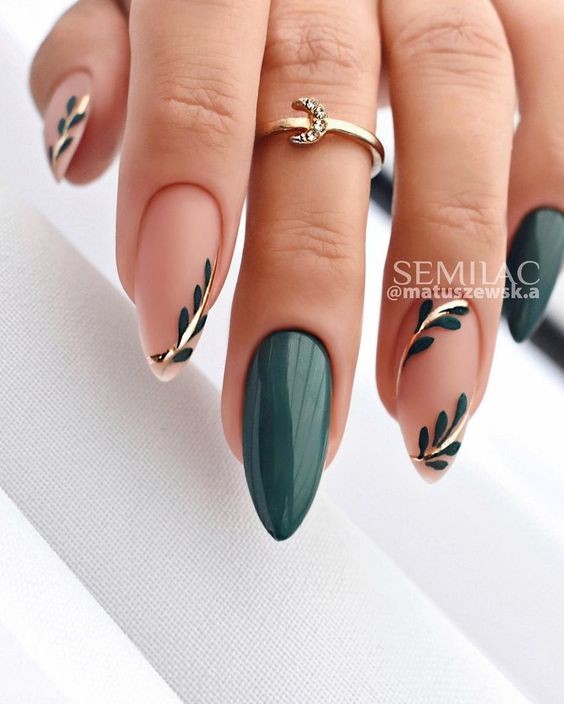 Ongles vert émeraude : 25 idées pour embellir vos ongles 22