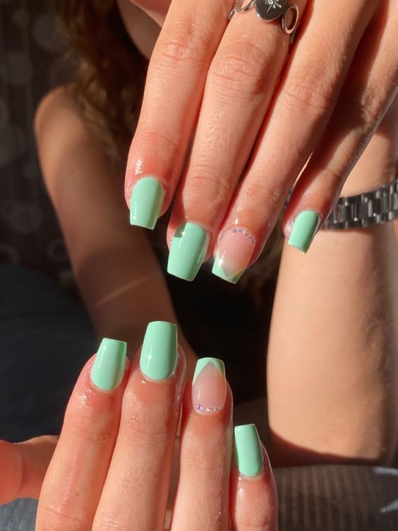 Ongles vert émeraude : 25 idées pour embellir vos ongles 23