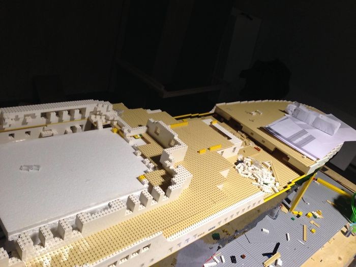 Un garçon autiste construit la plus grande réplique LEGO du Titanic au monde 3